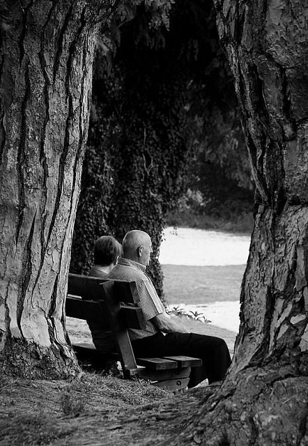 Un couple de personnes âgées assis sur un banc. l Source: Flickr Un couple de personnes âgées assis sur un banc. l Source: Flickr