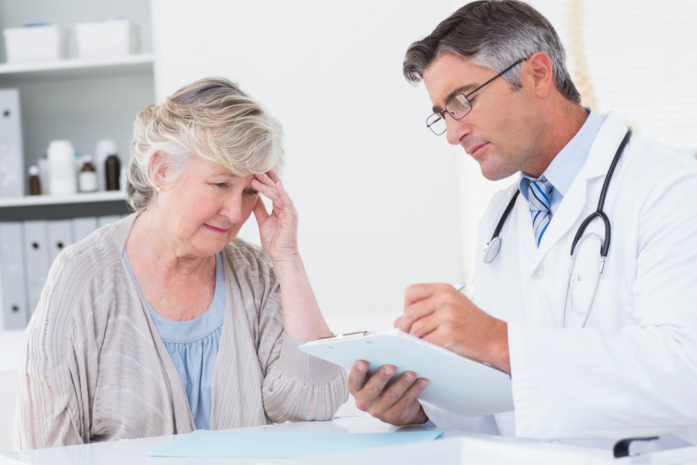 Doctor explaining prescription to senior female patient in clinic | Photo: Shutterstock