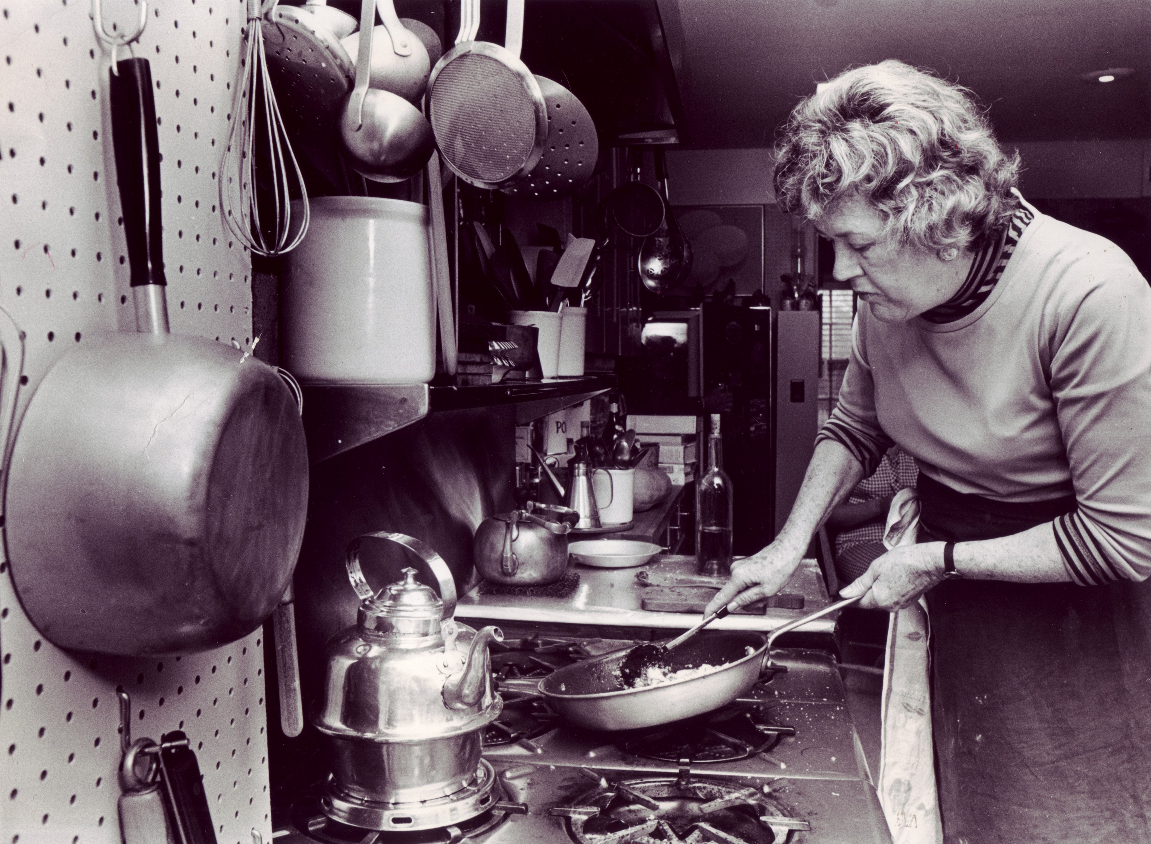 Julia Child prepares scallops in her kitchen in Cambridge on October 16, 1975. Photo: Getty Images