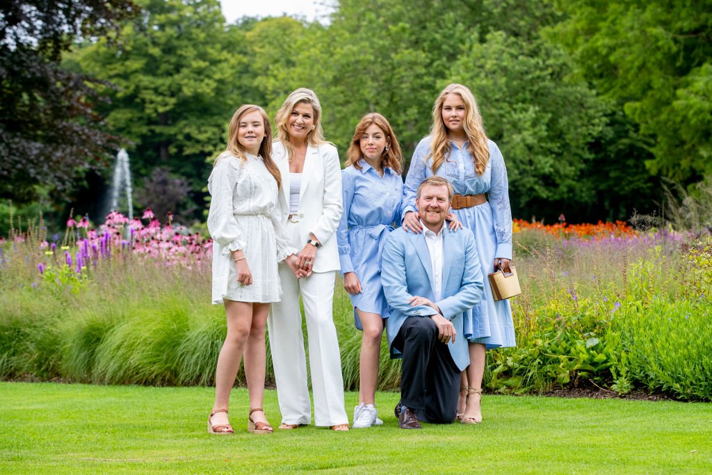 El Rey Willem-Alexander, la Reina Máxima, la Princesa Amalia, la Princesa Alexia y la Princesa Ariane en su residencia, el Palacio Huis ten Bosch, el 17 de julio de 2020 en La Haya. | Foto: Getty Images