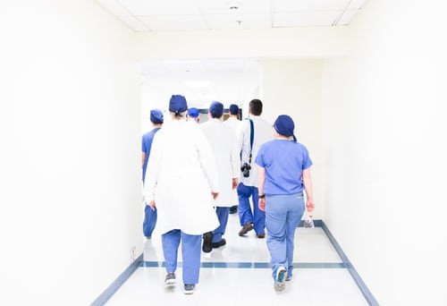 Des médecins dans un couloir d'hôpital. | Photo : Getty Images Des médecins dans un couloir d'hôpital. | Photo : Getty Images