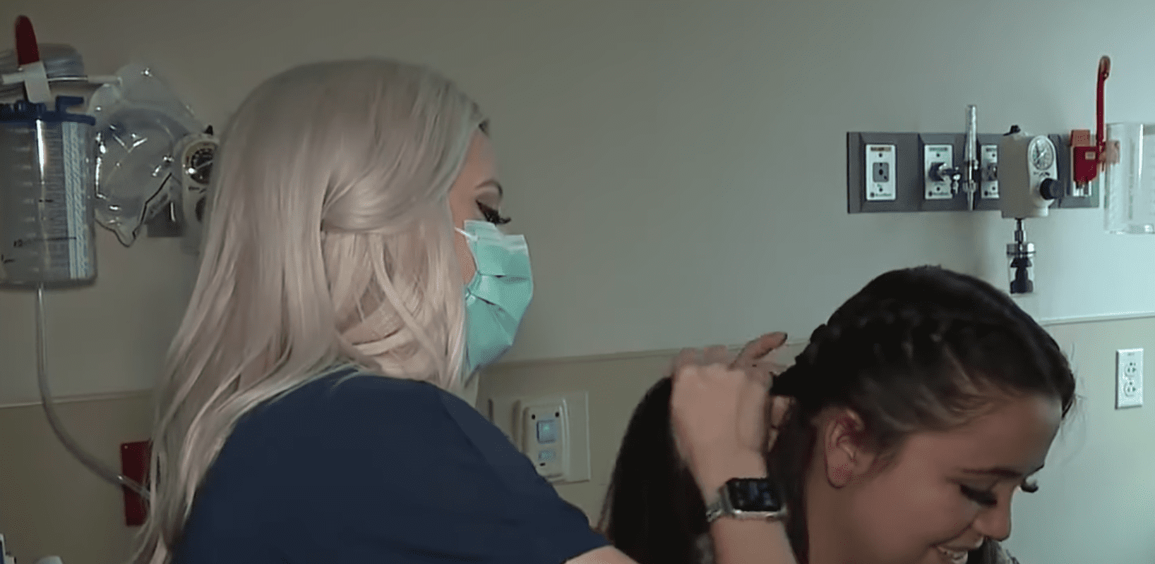 Nurse spreads kindness by braiding patient's hair as she sits in her hospital bed | Photo: Youtube/KTNV Channel 13 Las Vegas