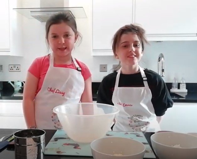 Emelia und ihre Schwestern zeigen, wie Man Allergien freundliche Schokoladenkekse backen kann. I Quelle: youtube.com/Emmie und Lissy The Allergy Adventure Sisters