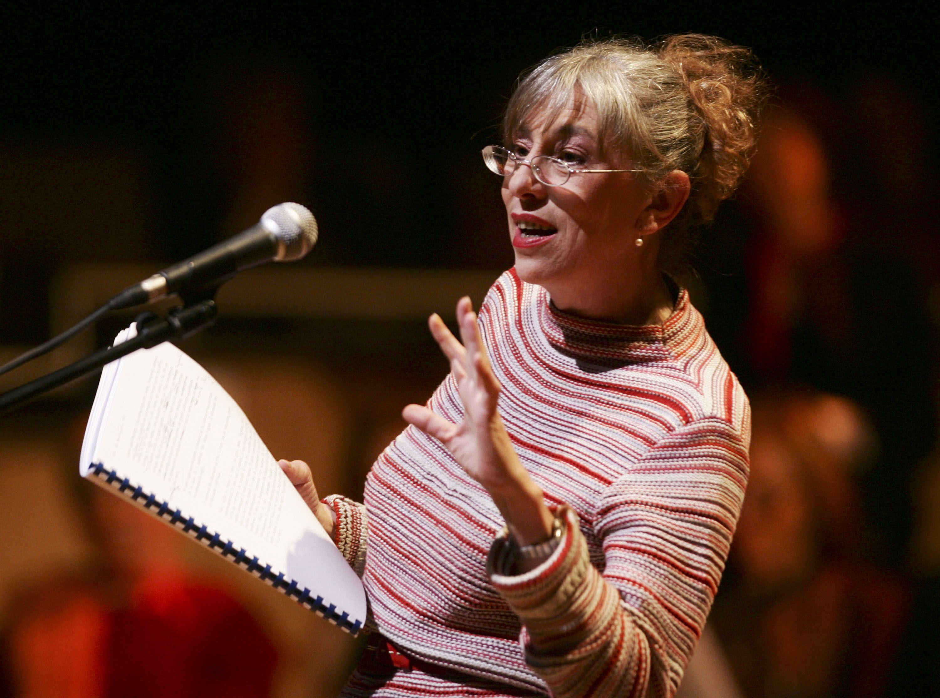 L'actrice Anemone assiste au gala européen "Jour-V" et au spectacle bénéfice de la pièce de la fondatrice et dramaturge V-Day Eve Ensler / Source : Getty Images