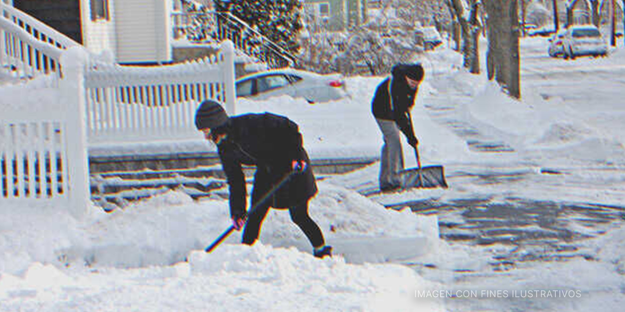 Dos hombres removiendo nieve. | Foto: Flickr /unnormalized (CC BY-SA 2.0)