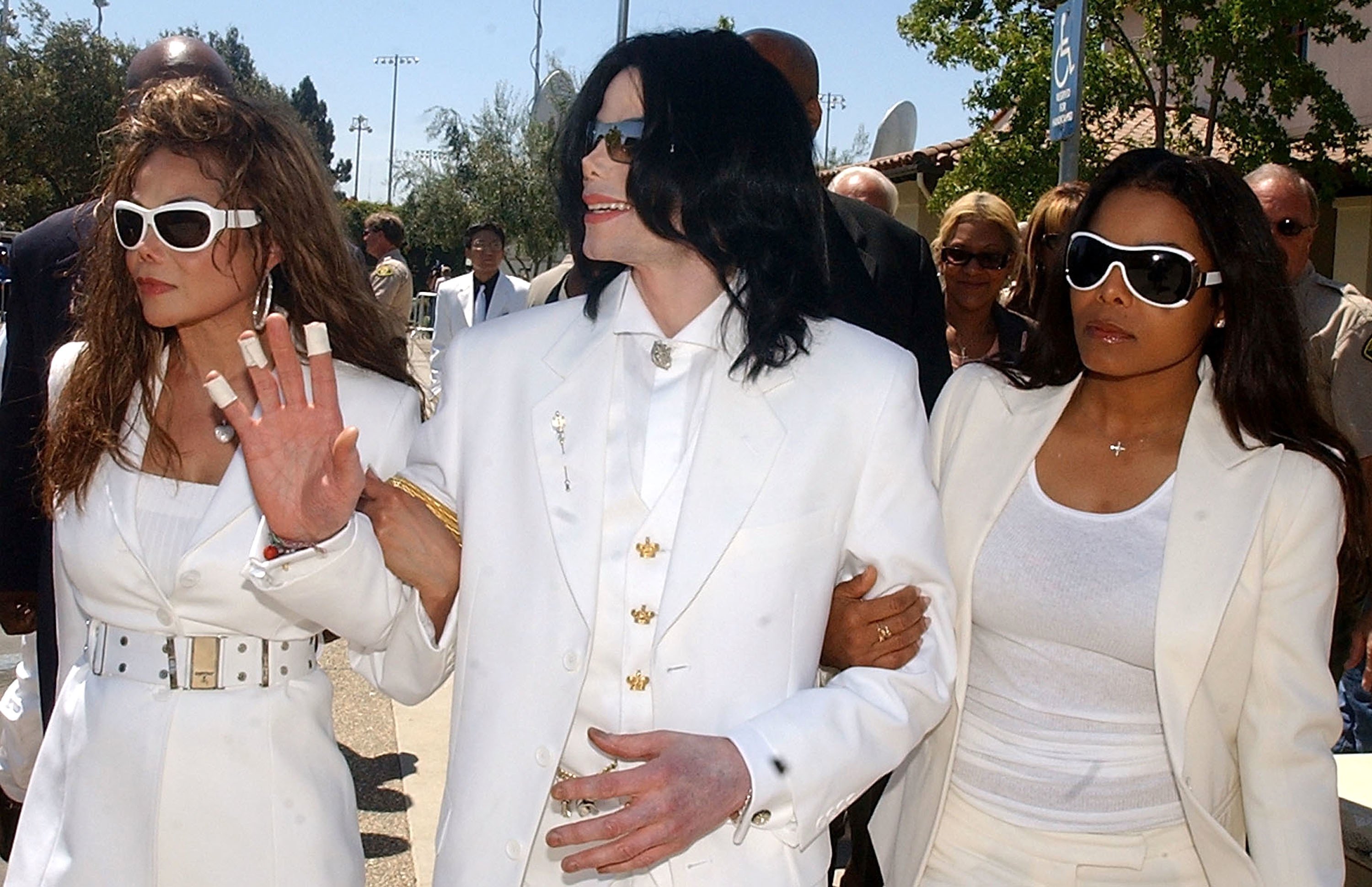 Michael, LaToya and Janet Jackson at the Santa Maria courthouse during the evidentiary hearing in the 2004 child molestation case | Source: Getty Images
