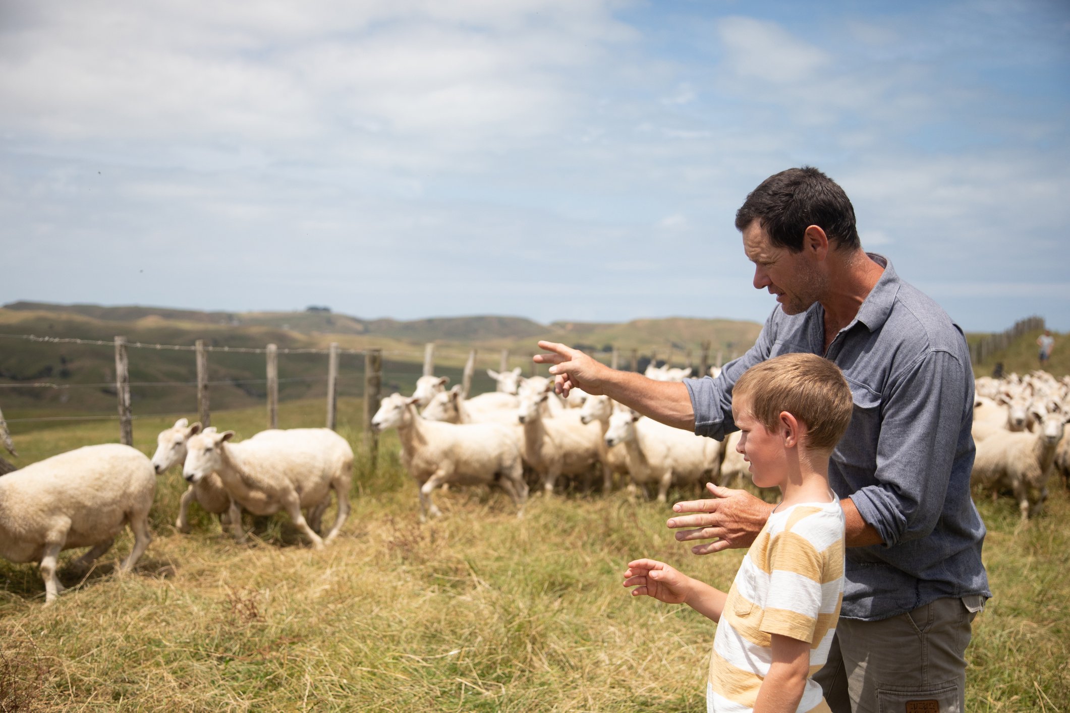 Leo erklärt seinem Sohn Michael die Feinheiten der Landwirtschaft. | Quelle: Getty Images
