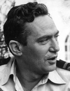 Peter Finch during the making of the 1955 film 'Passage Home' | Source: Wikimedia