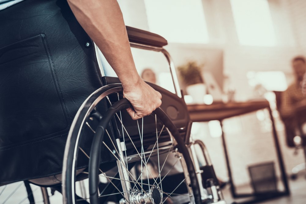 Behinderter Mann im Rollstuhl. I Quelle: Shutterstock