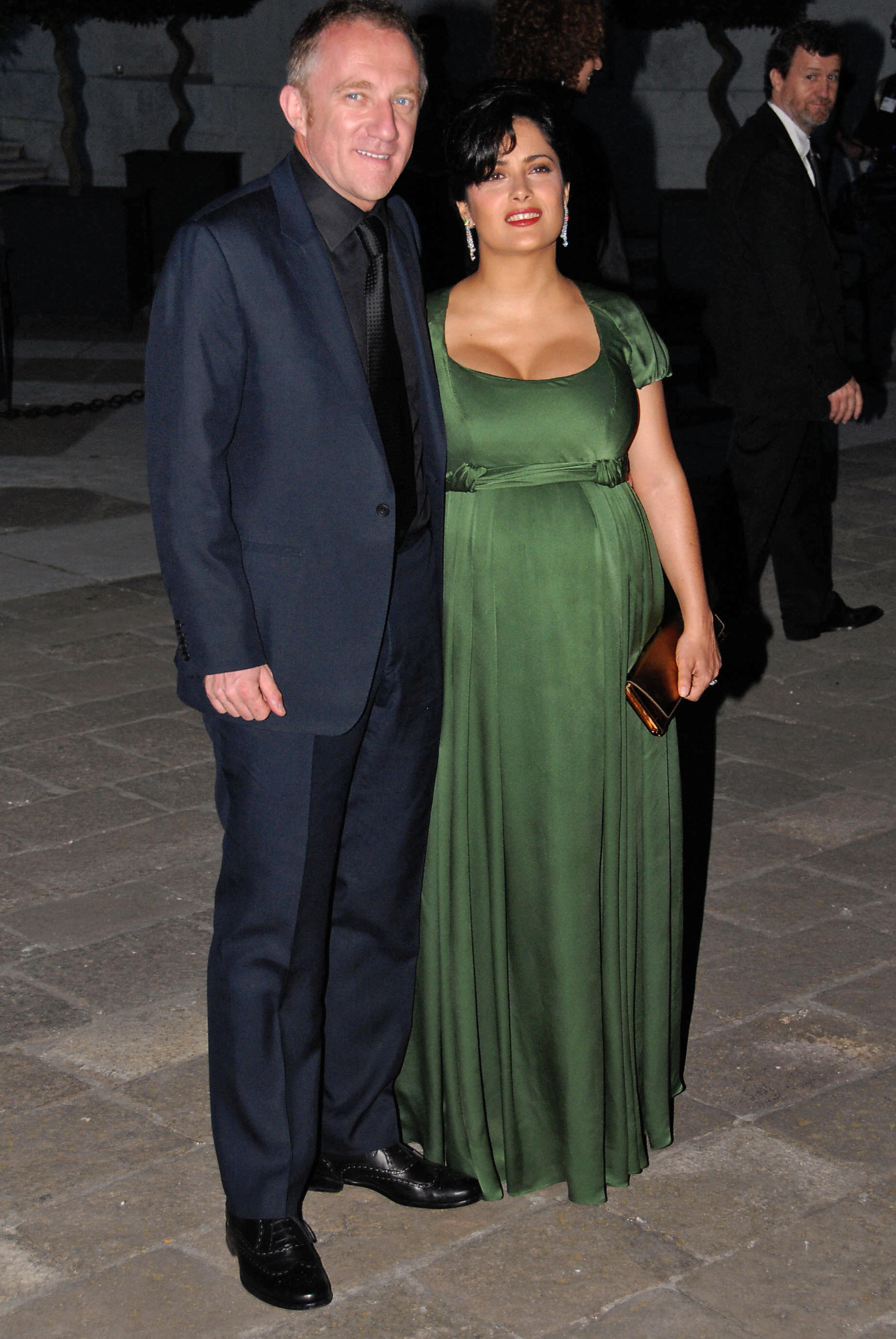 French buisinessman Francois Pinault's son Francois-Henri Pinault (L) and his compagnon Mexican actress Salma Hayek pose as they arrive at a private dinner 08 June 2007 at the Fondazione Cini during the 52nd annual Biennale, in Venice | Source: Getty Images