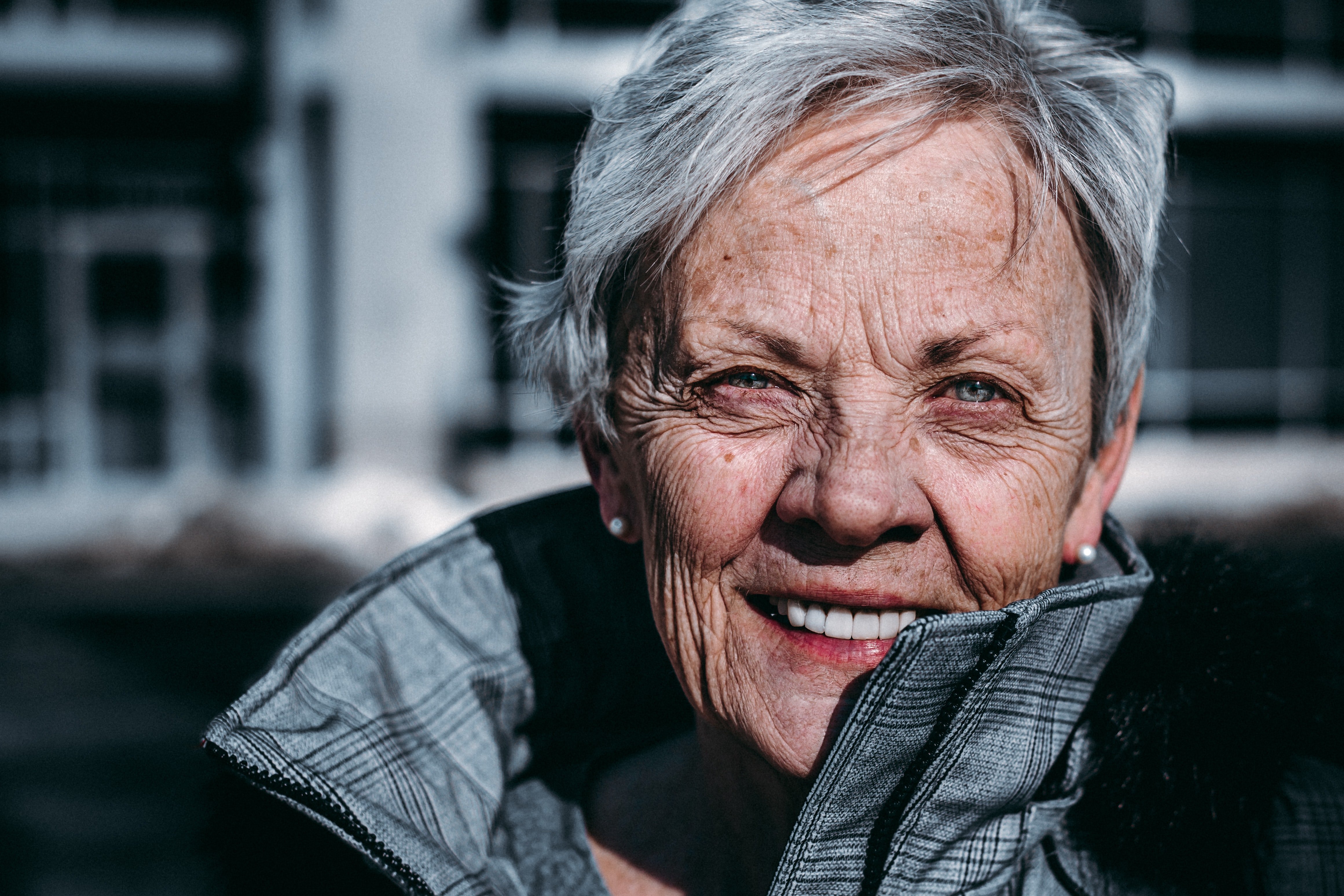 Mujer mayor sonriendo. | Foto: Unsplash
