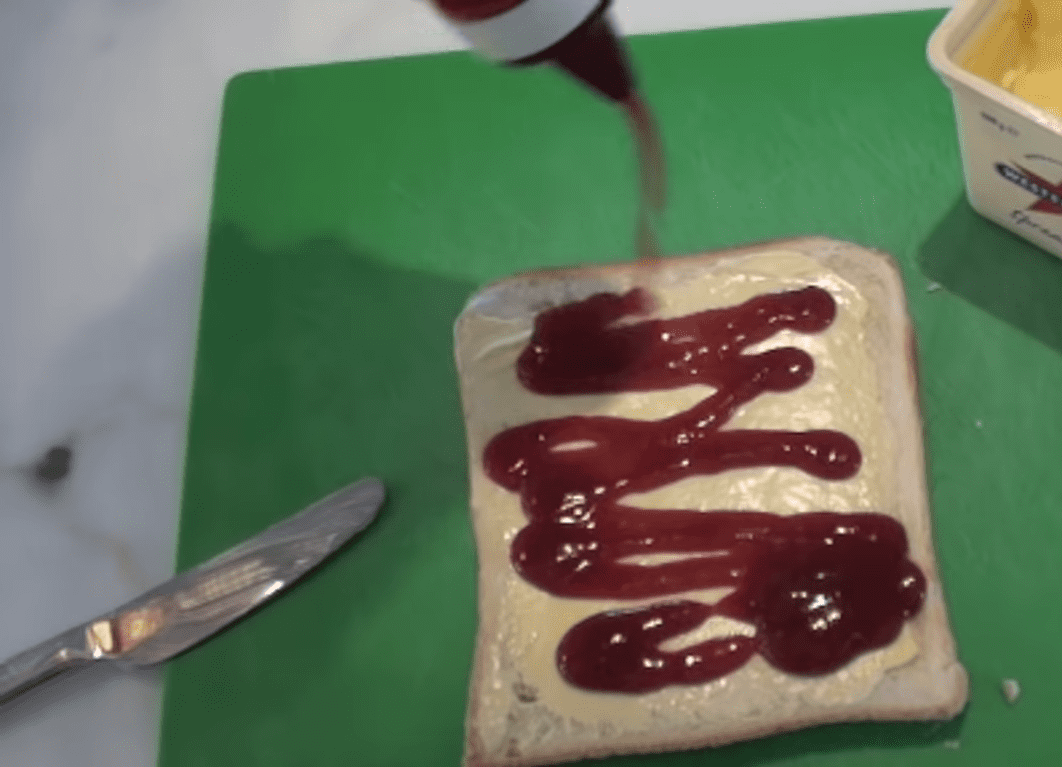 Ketchup and mayonnaise sandwich on a napkin | Source: Youtube