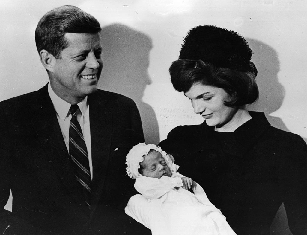 El presidente de los Estados Unidos con su esposa Jacqueline en el bautizo de su hijo John F Jr. | Foto: Getty Images El presidente de los Estados Unidos con su esposa Jacqueline en el bautizo de su hijo John F Jr. | Foto: Getty Images
