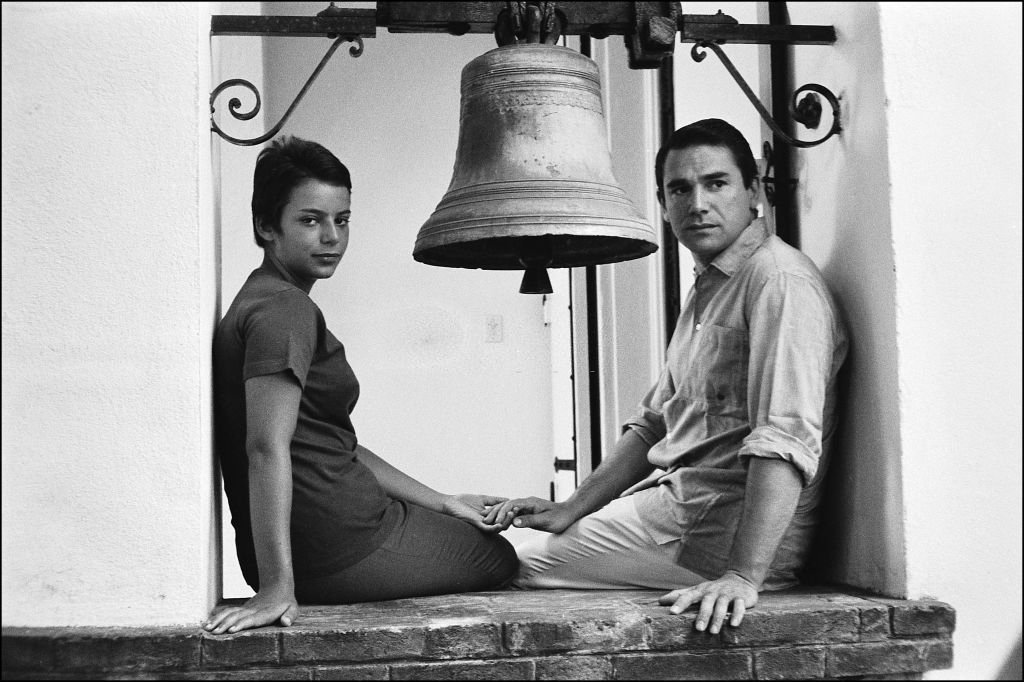 Portrait de Robert Hossein et sa femme Caroline Eliacheff au Cap d'Antibes, dans les années 1960. | Photo : Getty Images