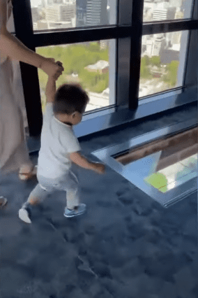 The toddler walks towards the glass floor. | Photo: YouTube/SWNS