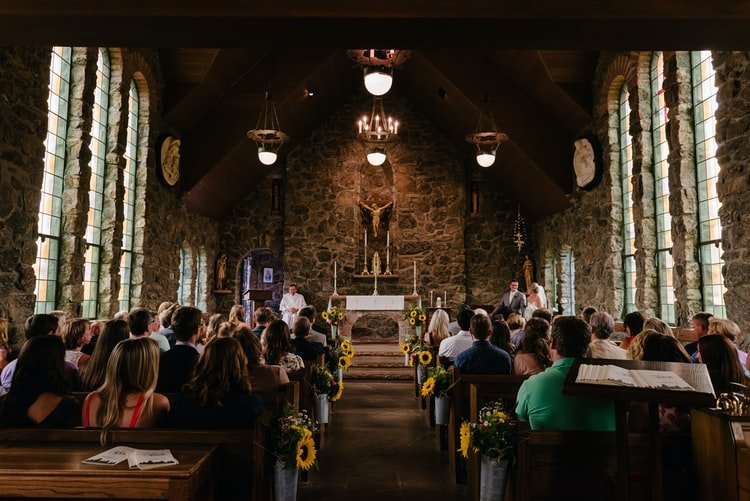 A photo of catholics attending mass. | Photo: Unsplash.