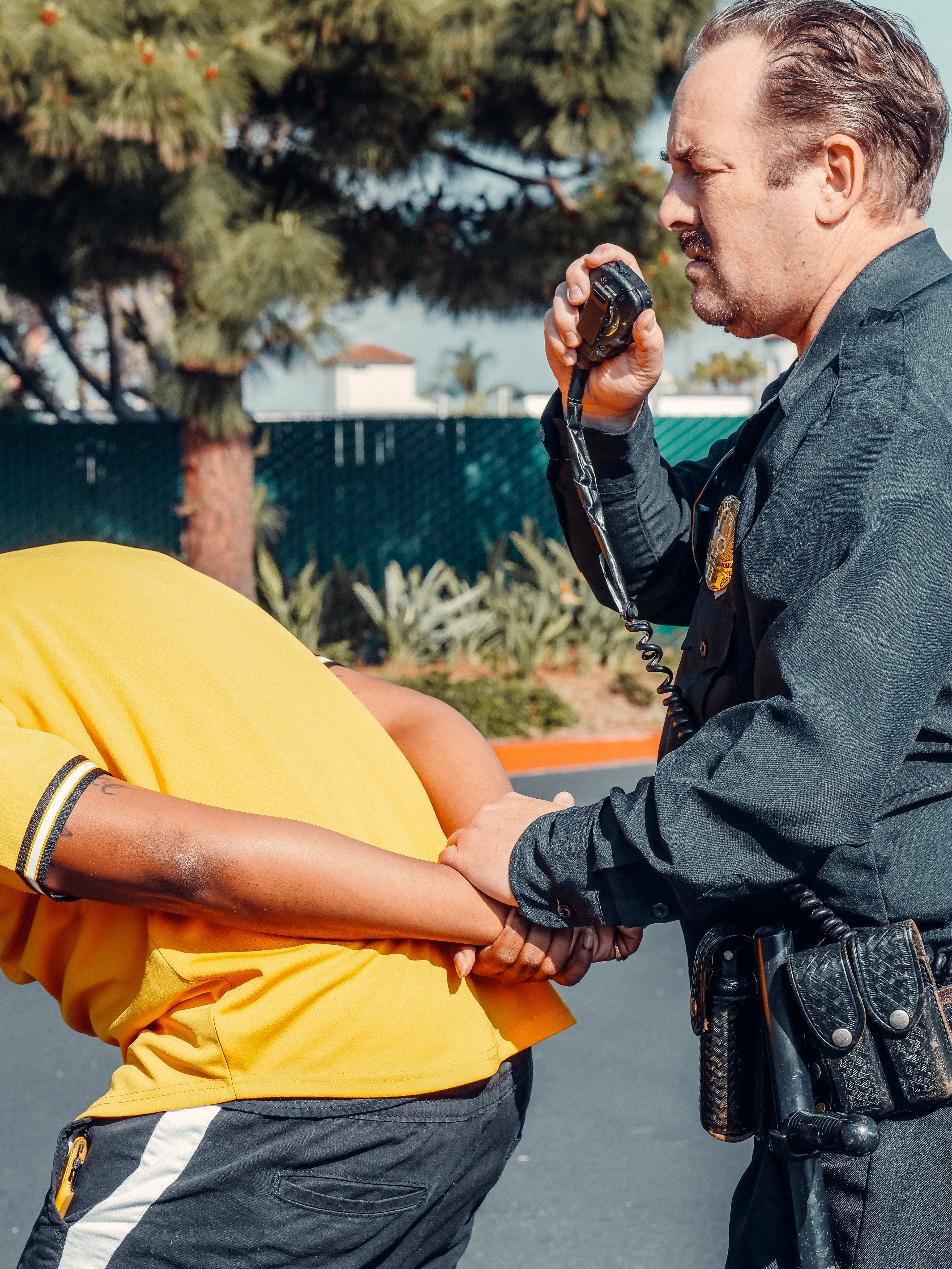 A police officer arresting a man. | Source: Pexels