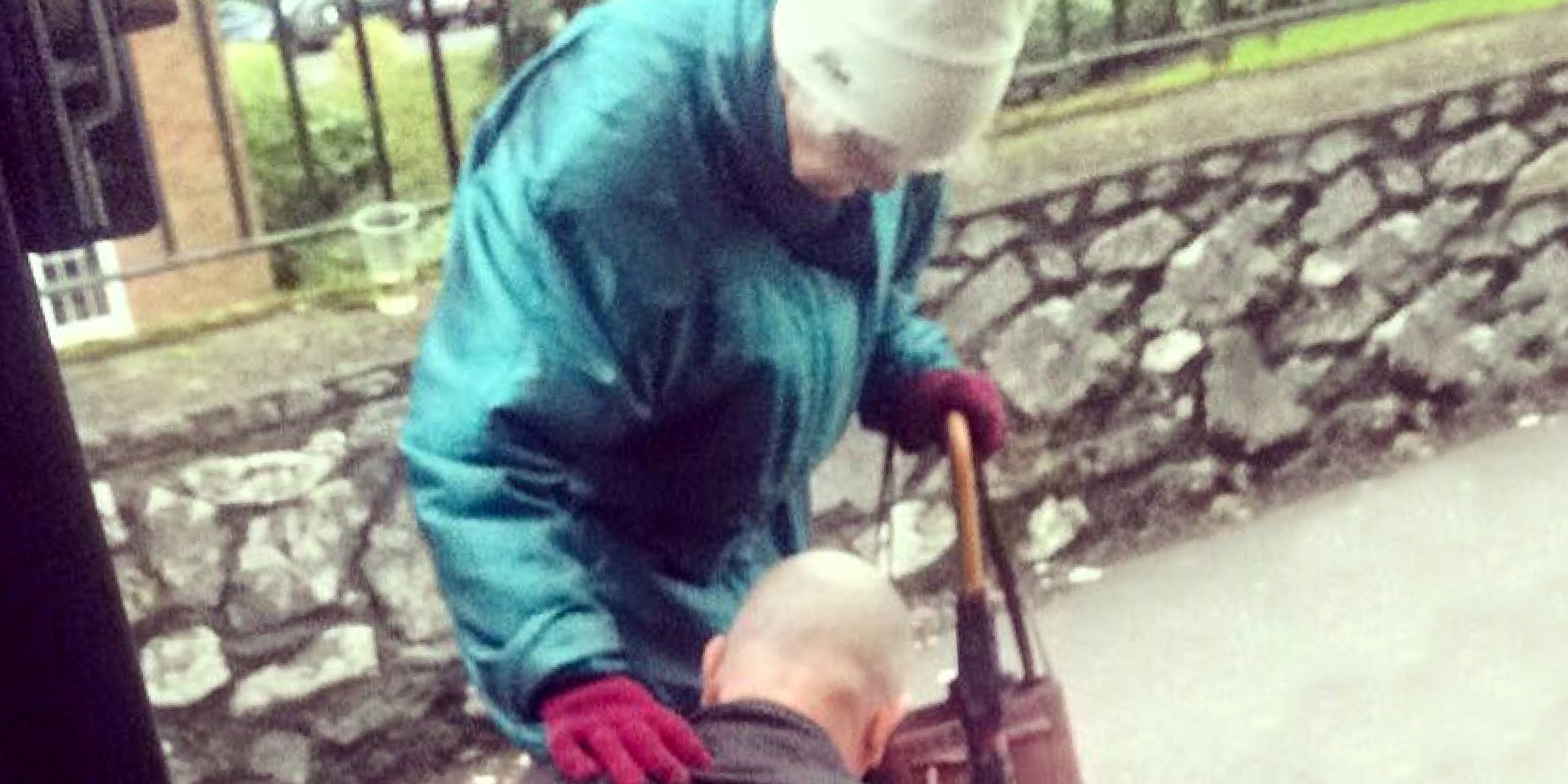 El conductor de autobús William Harris ata los cordones de los zapatos a una anciana. | Foto: facebook.com/claralouiseobrien