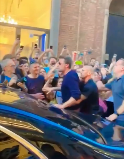 Ben Affleck makes his way to the car as the public takes pictures of him and Jennifer Lopez during their honeymoon in Italy, posted on August 26, 2022 | Source: YouTube/x17online