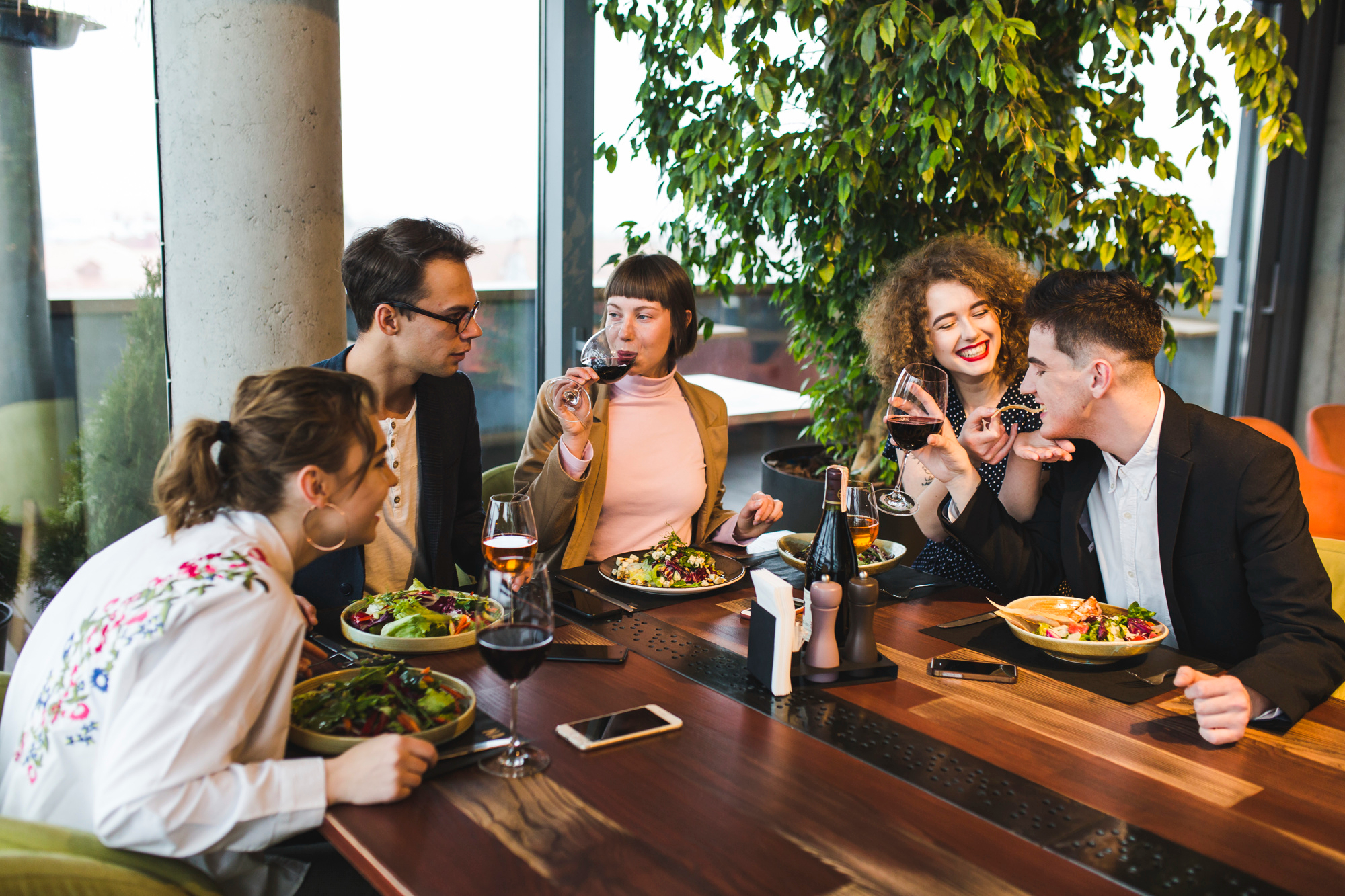 A group of friends eating in a restaurant | Source: Freepik