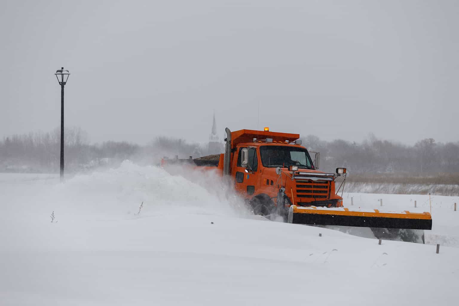 A truck stuck in a snowstorm | Photo: Shutterstock