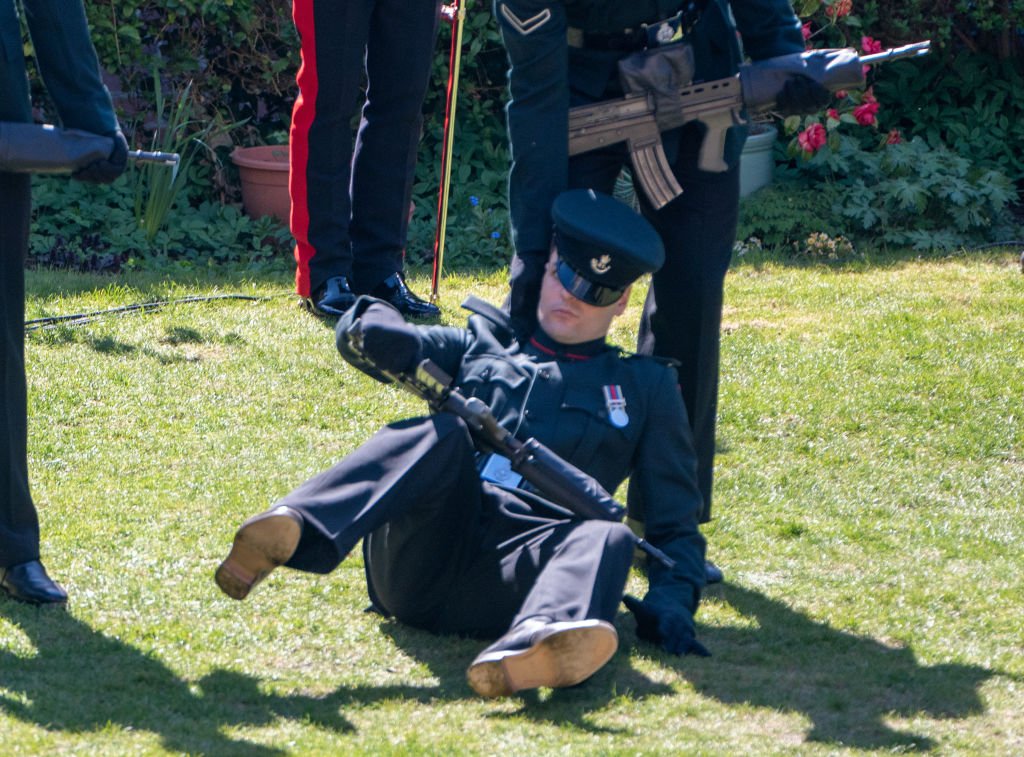 Un soldat qui s'effondre durant la cérémonie des funérailles du prince Philip. | Photo : Getty Images