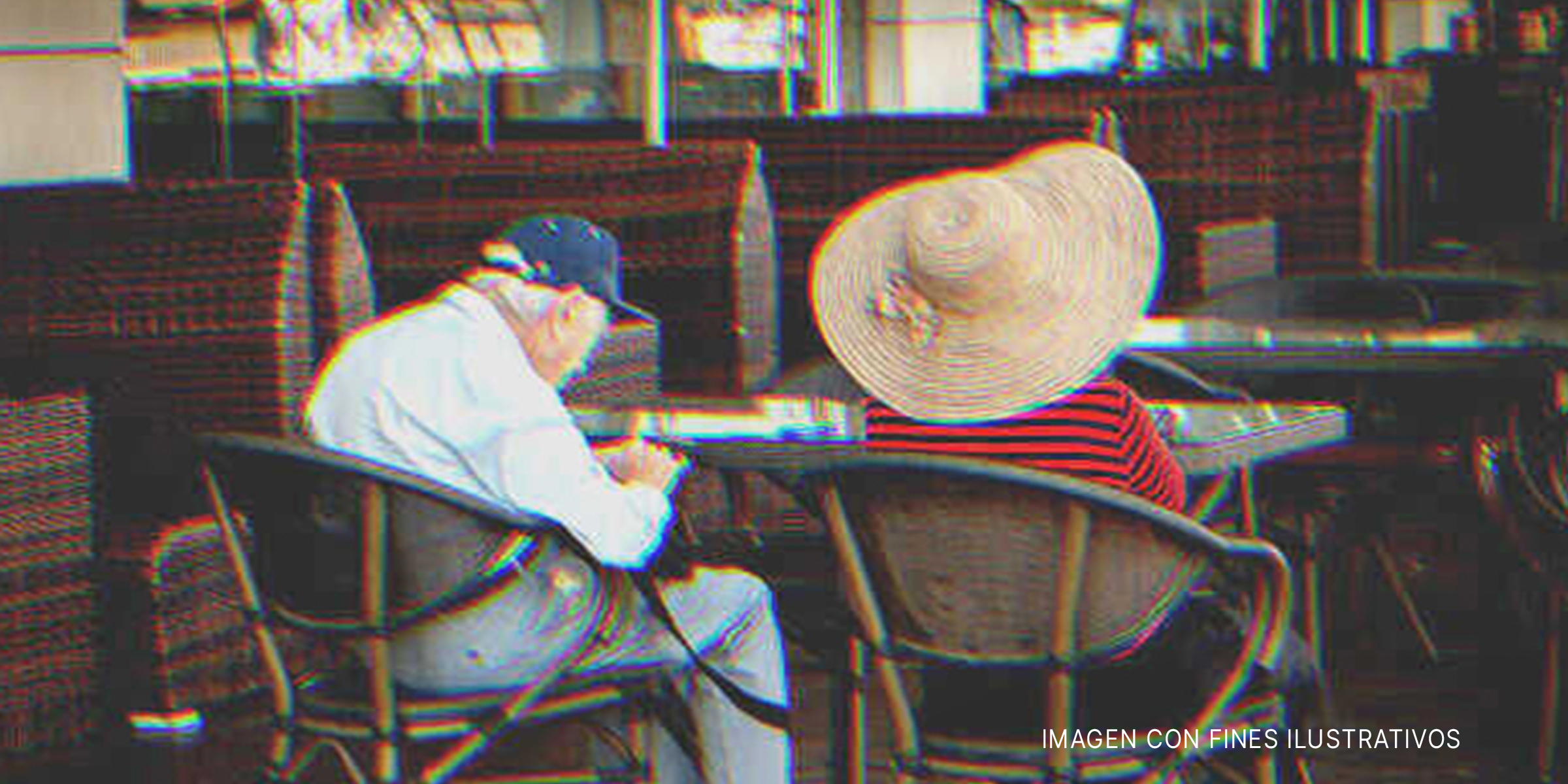 Pareja de ancianos sentados en un restaurante. | Foto: Shutterstock