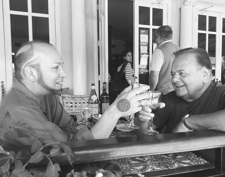 Riz Story and Paul Sorvino having lunch in Hollywood. | Source: Wikimedia Commons