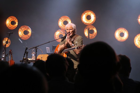 Hugues Aufray à la fin de son concert à la Salle Pleyel le 18 octobre 2019 à Paris, France. |Photo : Getty Images Hugues Aufray à la fin de son concert à la Salle Pleyel le 18 octobre 2019 à Paris, France. |Photo : Getty Images