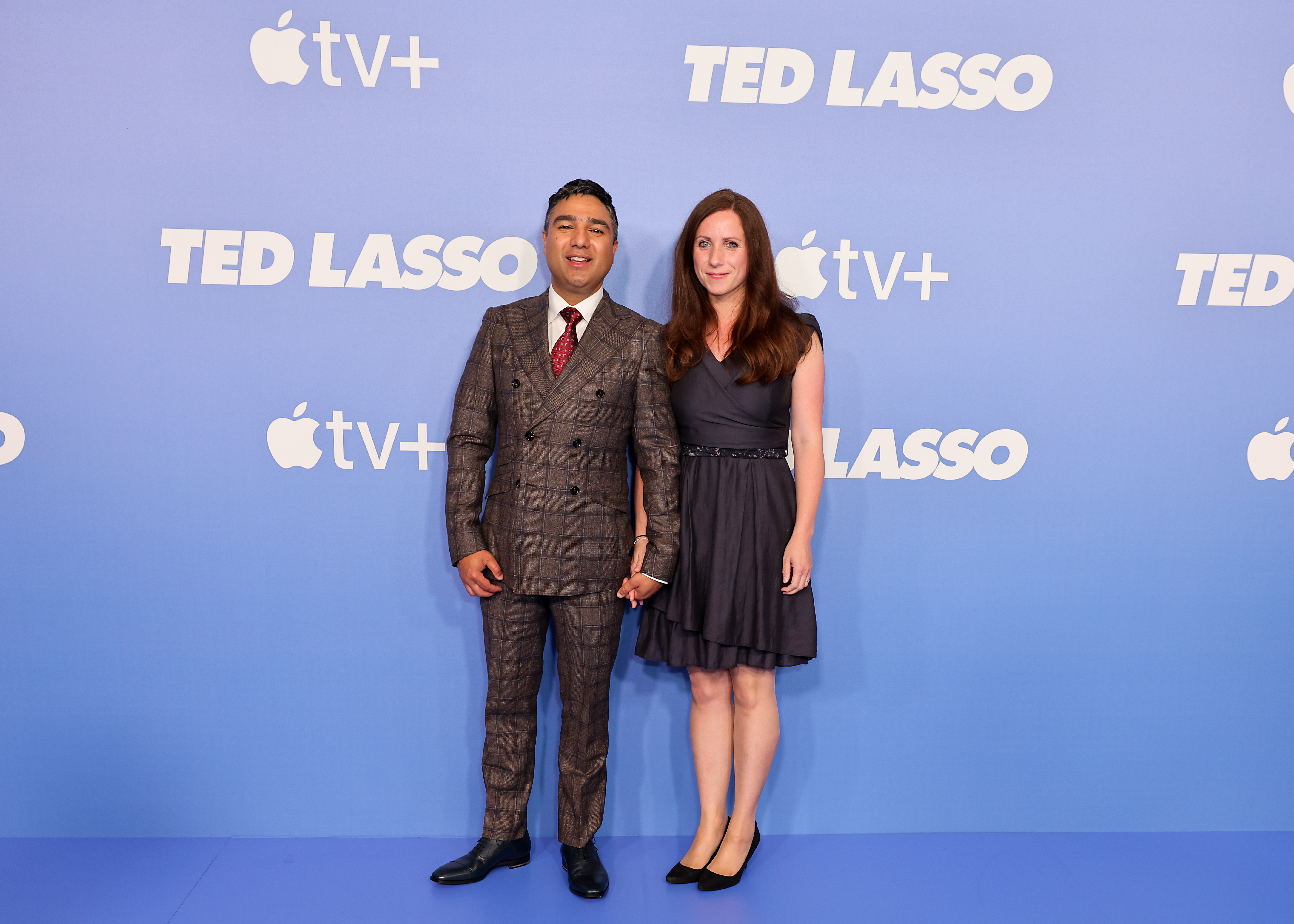 Nick Mohammed und Becka Mohammed während der Emmy-Sondervorführung von "Ted Lasso" im The Mayfair Hotel am 12. Juni 2022 in London, England. | Quelle: Getty Images