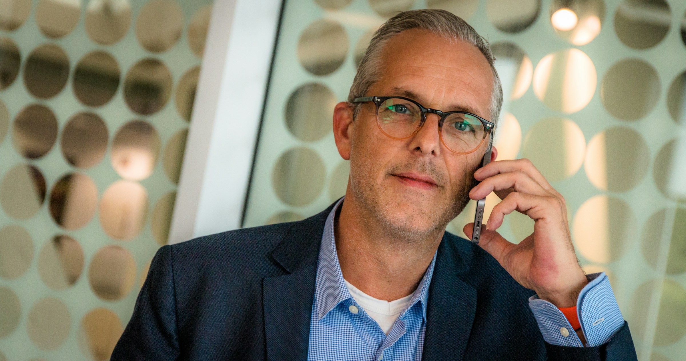 A middle-aged man talking on his phone | Source: Unsplash