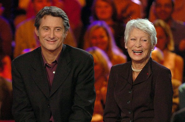 Antoine de Caunes et Jacqueline Joubert apparaissent sur le plateau de télévision lors du 40e anniversaire de la chaîne de télévision française France 2. | Photo : Getty Images Antoine de Caunes et Jacqueline Joubert apparaissent sur le plateau de télévision lors du 40e anniversaire de la chaîne de télévision française France 2. | Photo : Getty Images