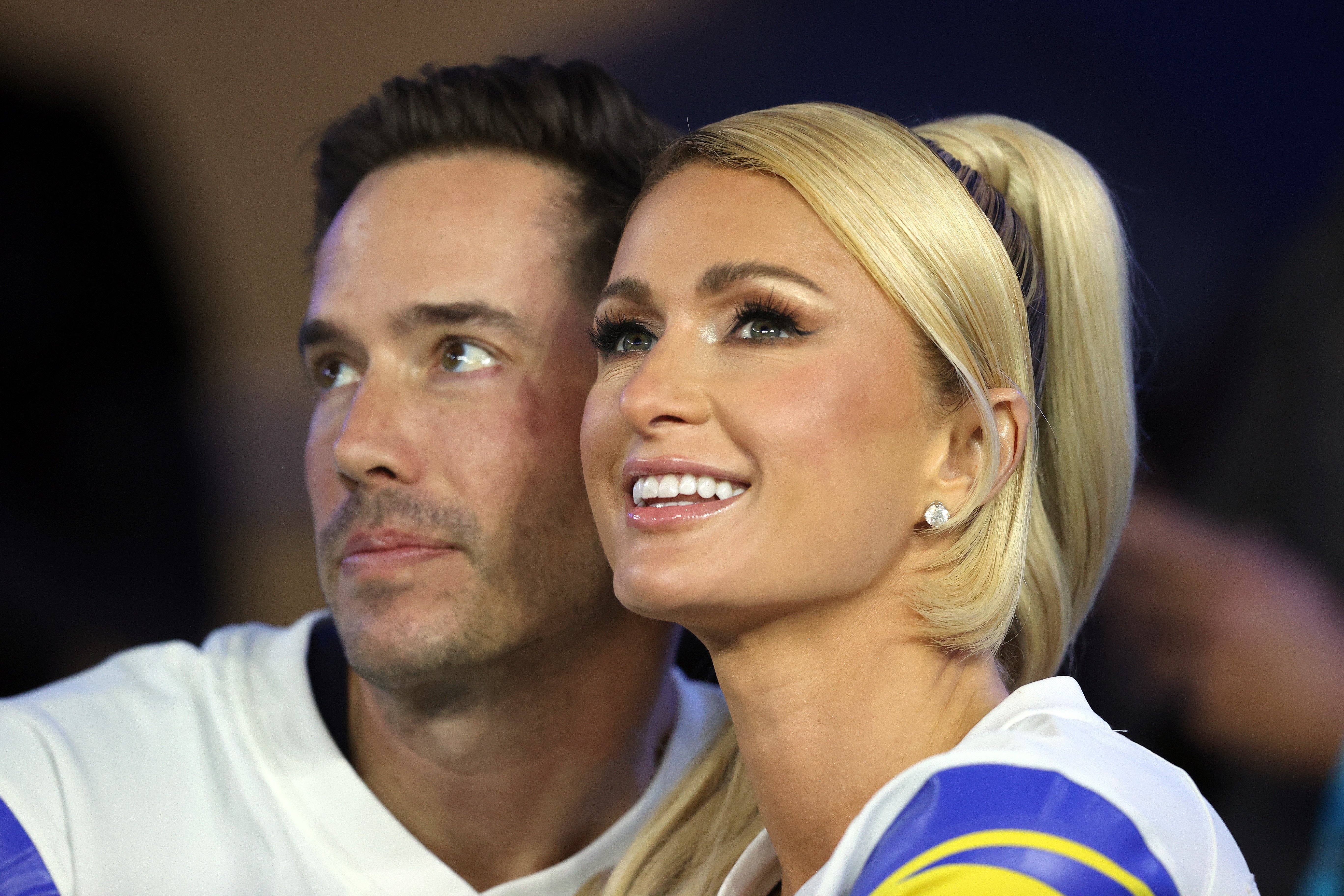 Carter Milliken Reum and Paris Hilton during the first quarter of the game between the Los Angeles Rams and the Tennessee Titans at SoFi Stadium on November 7, 2021, in Inglewood, California | Source: Getty Images