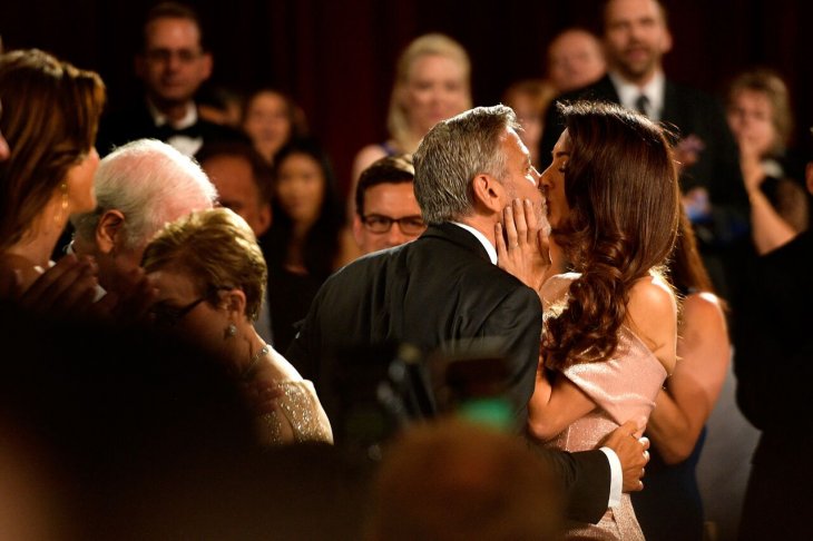 Amal y George Cloney se besan en público durante una gala en Los Angeles, Estados Unidos, en 2018. | Foto: Getty Images