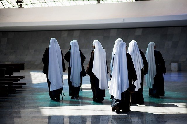 Grupo de monjas en una iglesia. | Foto: Pixabay