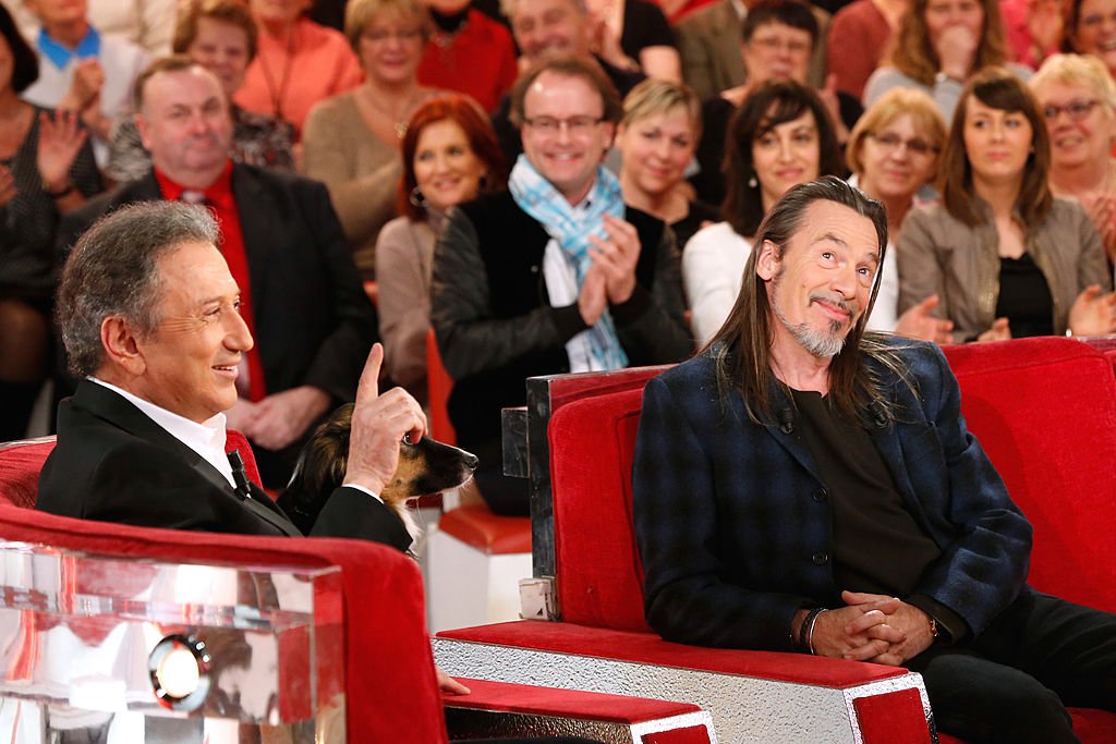 El invitado principal al espectáculo de su nuevo álbum Vieillir avec toi, el cantante Florent Pagny (L) y el presentador Michel Drucker asisten al espectáculo Vivement Dimanche. El espectáculo se llevó a cabo en el Pavillon Gabriel el 15 de enero de 2014 en París, Francia. | Foto: Getty Images