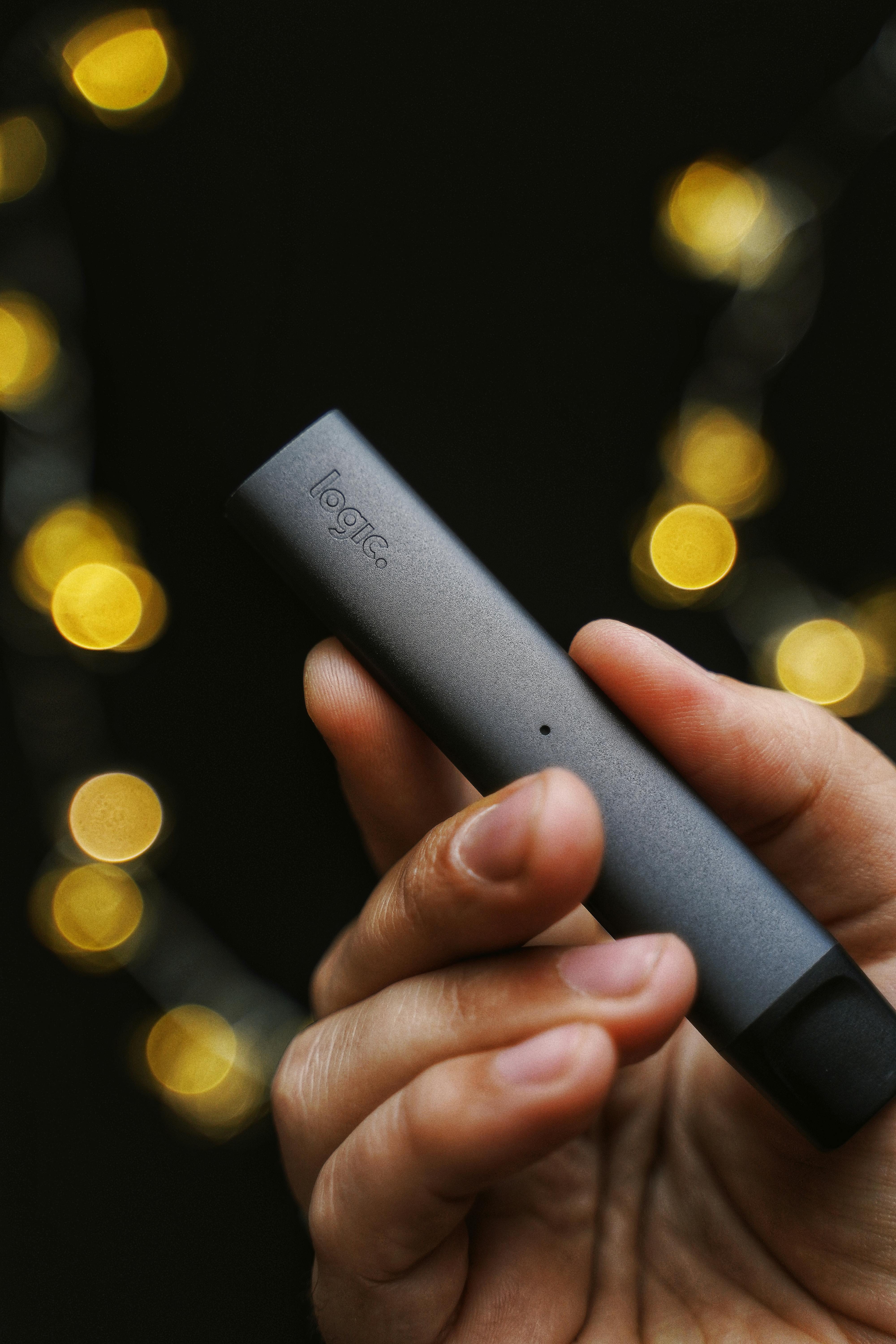 A person holding a vape pen | Source: Pexels