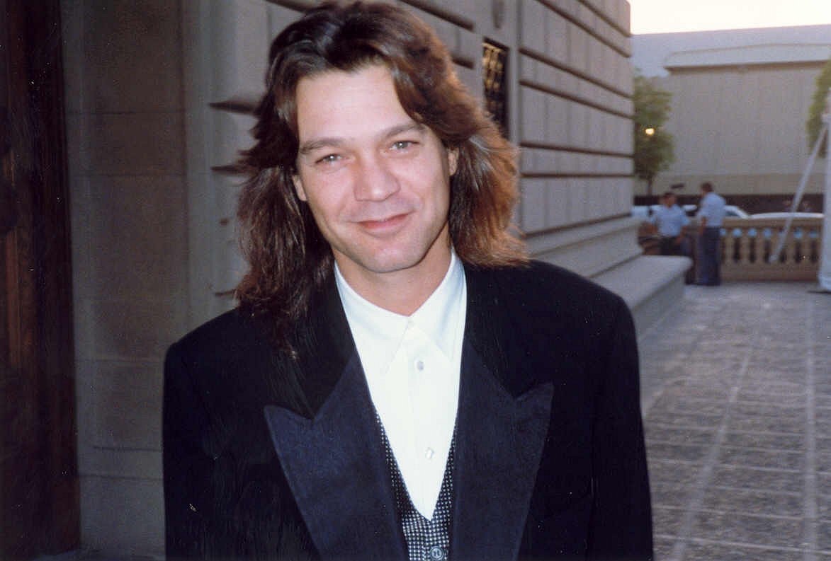 Eddie Van Halen during the45th Emmy Awards in 1993. | Source: Wikimedia Commons