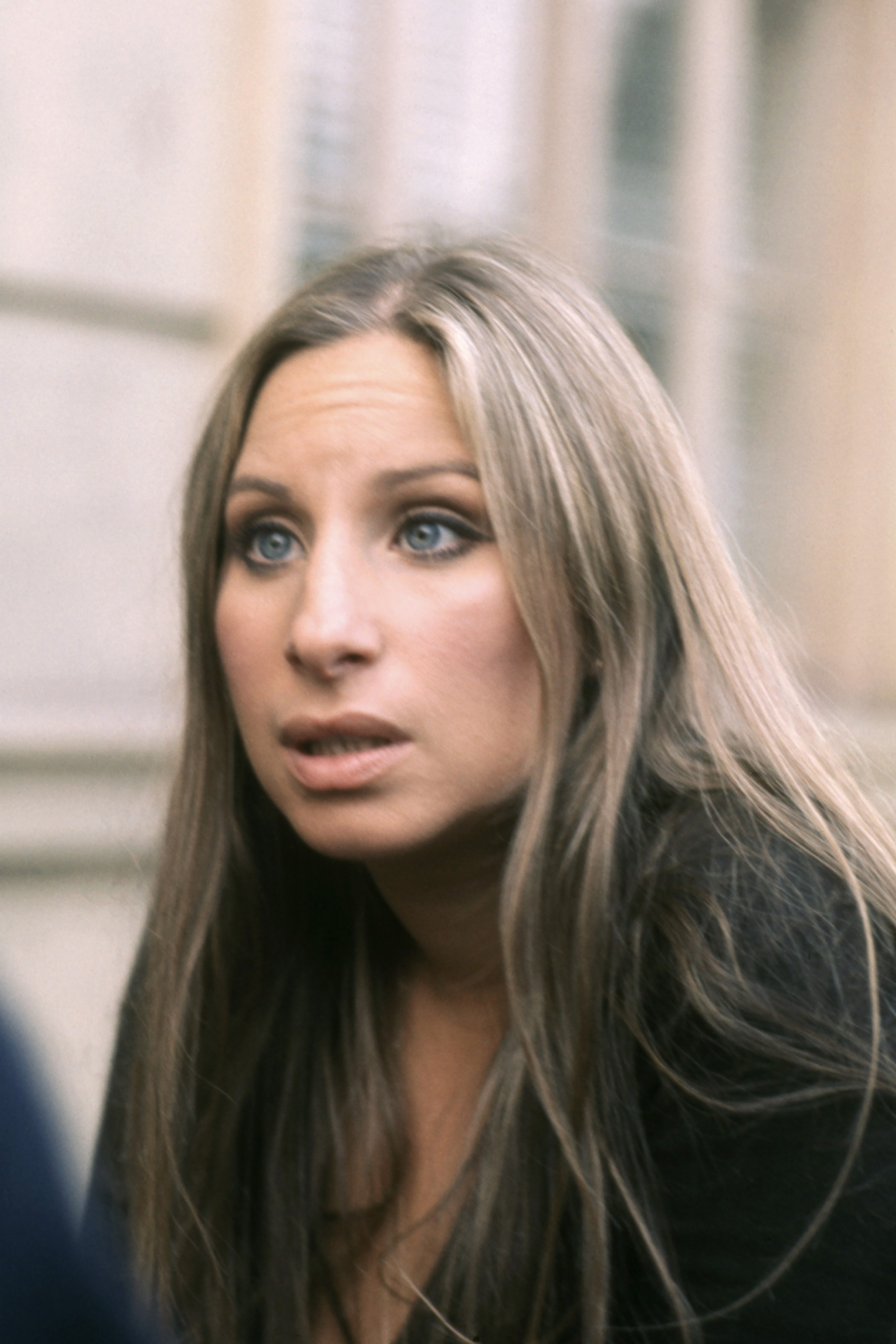 Barbra Streisand in the set of "Up the Sandbox," in 1972 | Source: Getty Images
