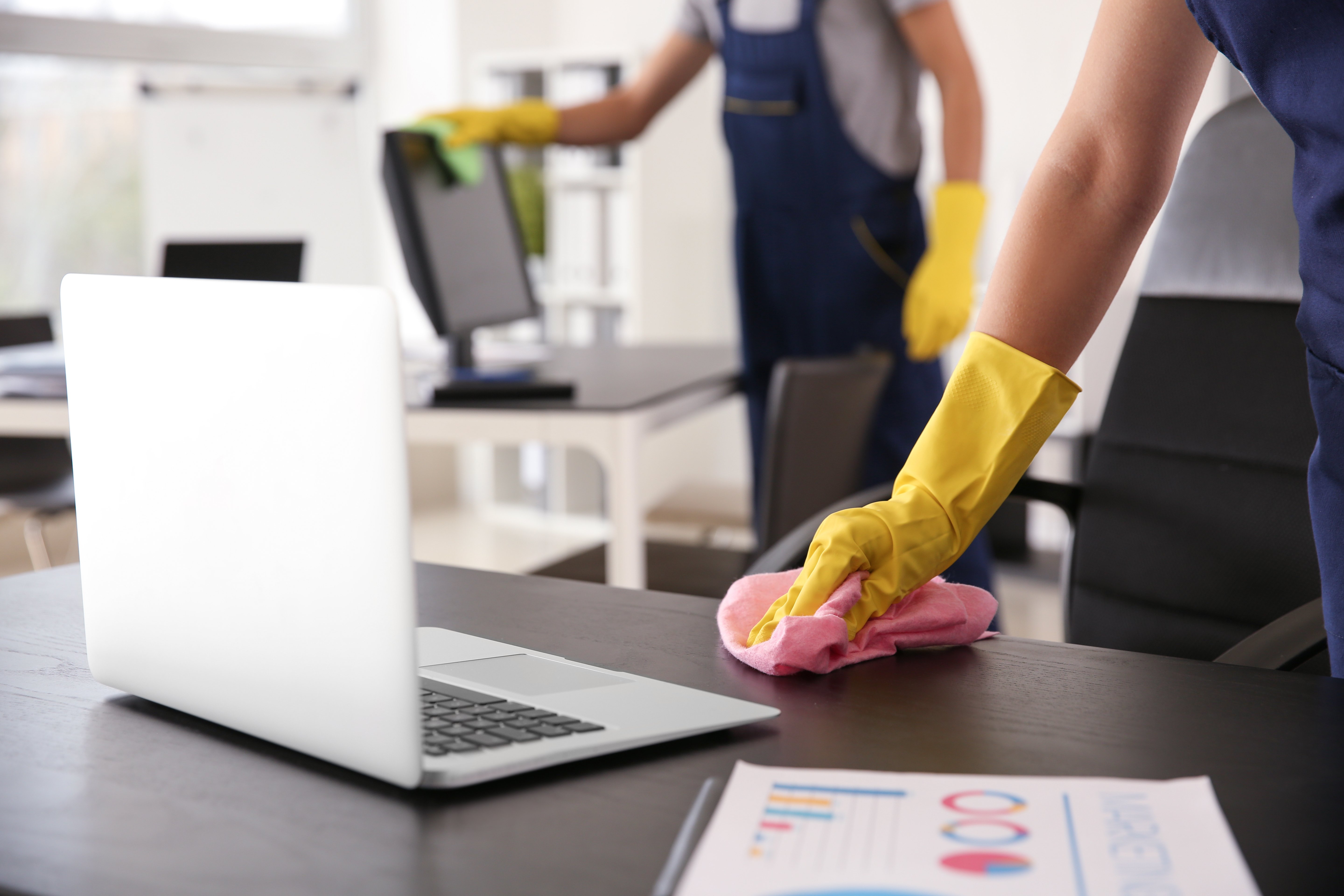 Dos personas desinfectando las superficies de una oficina. | Foto: Shutterstock Dos personas desinfectando las superficies de una oficina. | Foto: Shutterstock
