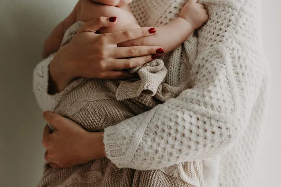 Alana hält ihr Baby. | Quelle: Pexels