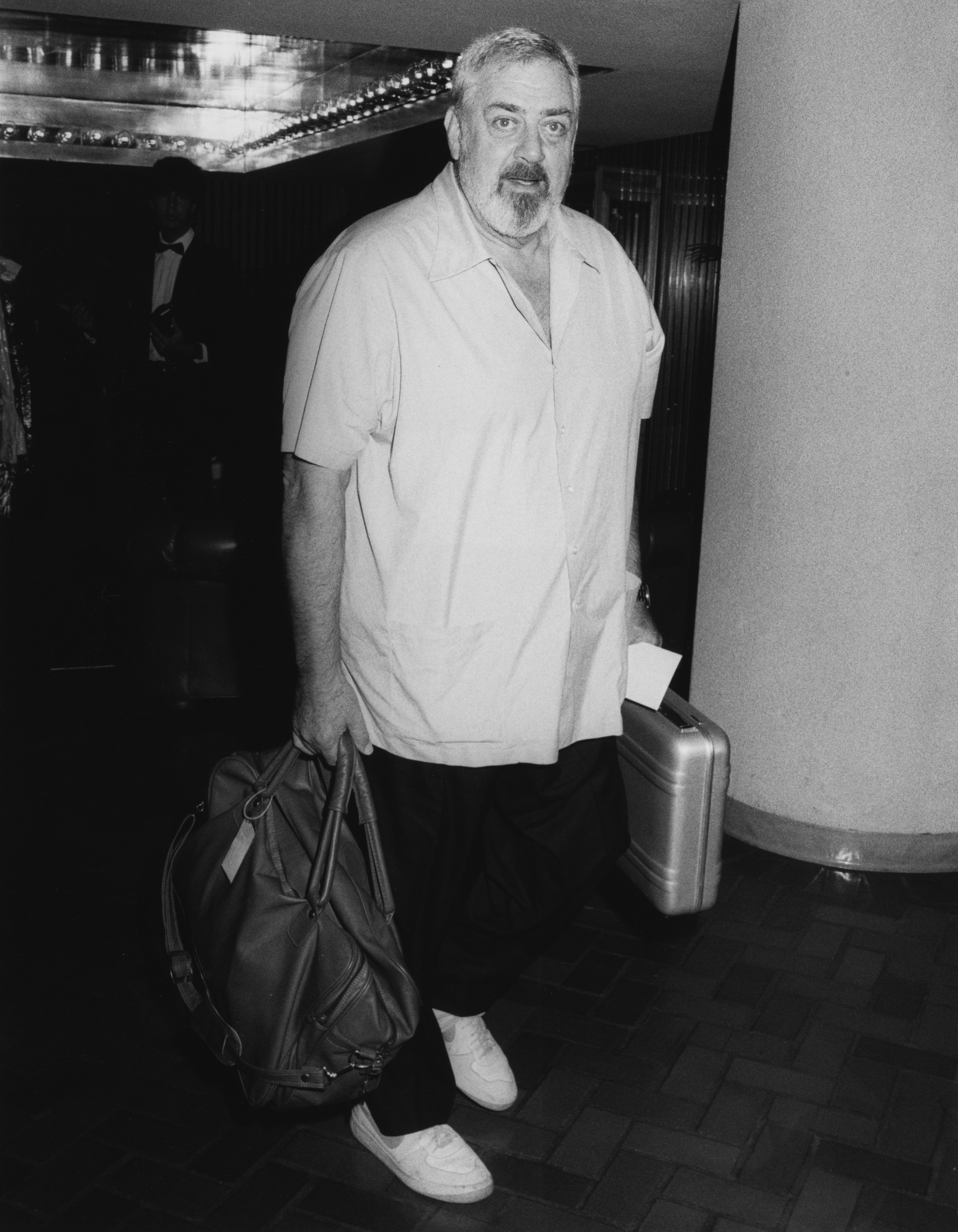 Raymond Burr attends rehearsals for the 37th Annual Primetime Emmy Awards at Pasadena Civic Auditorium on September 21, 1985 in Pasadena, California ┃Source: Getty Images