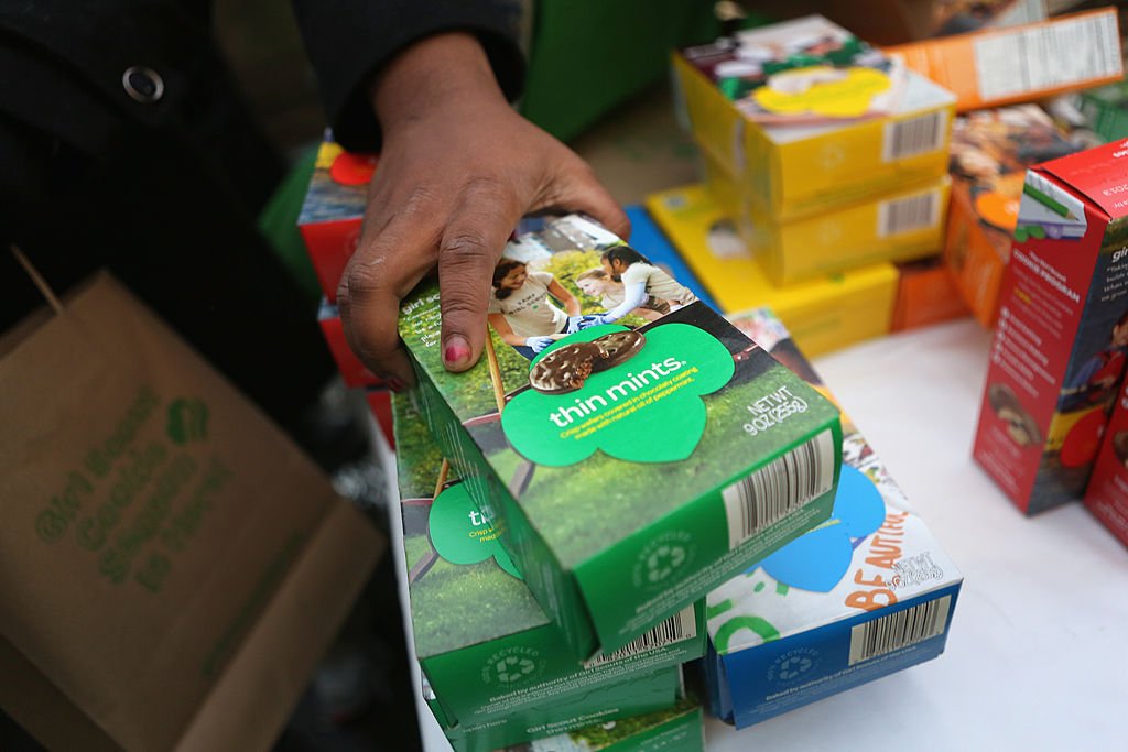 Girl Scouts sell cookies on February 8, 2013 in New York City. | Photo: Getty Images