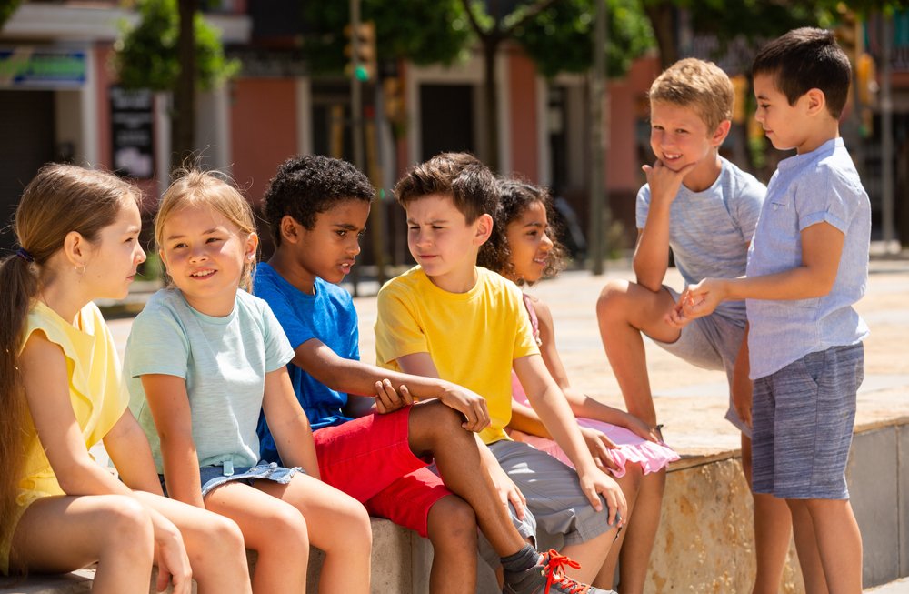 Grupos de niños conversando. | Foto: Shutterstock.