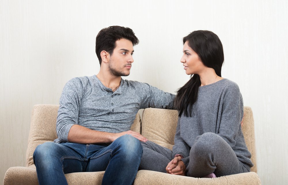 Pareja teniendo una comunicación honesta y abierta. | Foto: Shutterstock