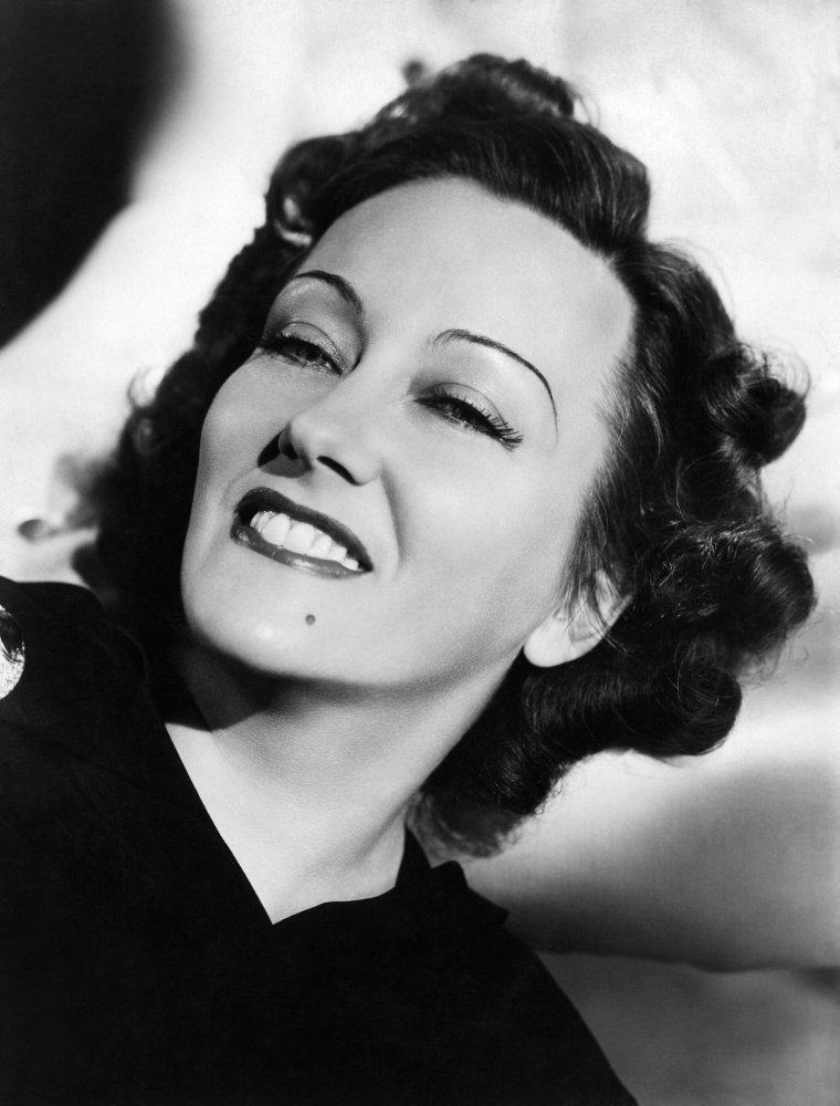 A publicity still of Gloria Swanson, circa 1941. | Source: Wikimedia Commons