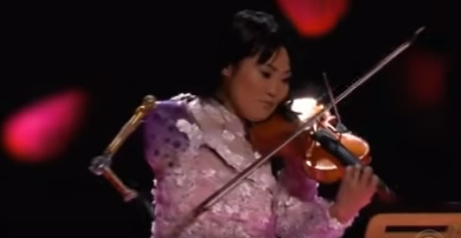 Manami Ito of Japan plays on CBS's "The World's Best" 2019 | Photo: YouTube/ Swaylex