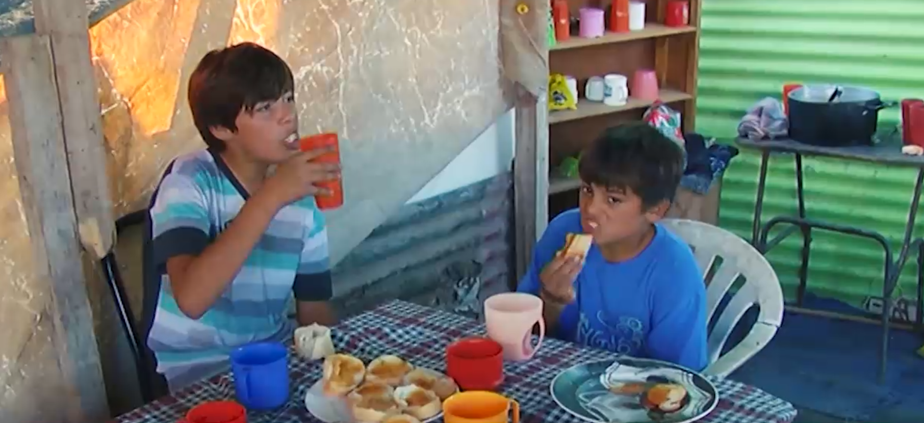 Niños comparten comida en el merendero. Fuente: Telefe Noticias
