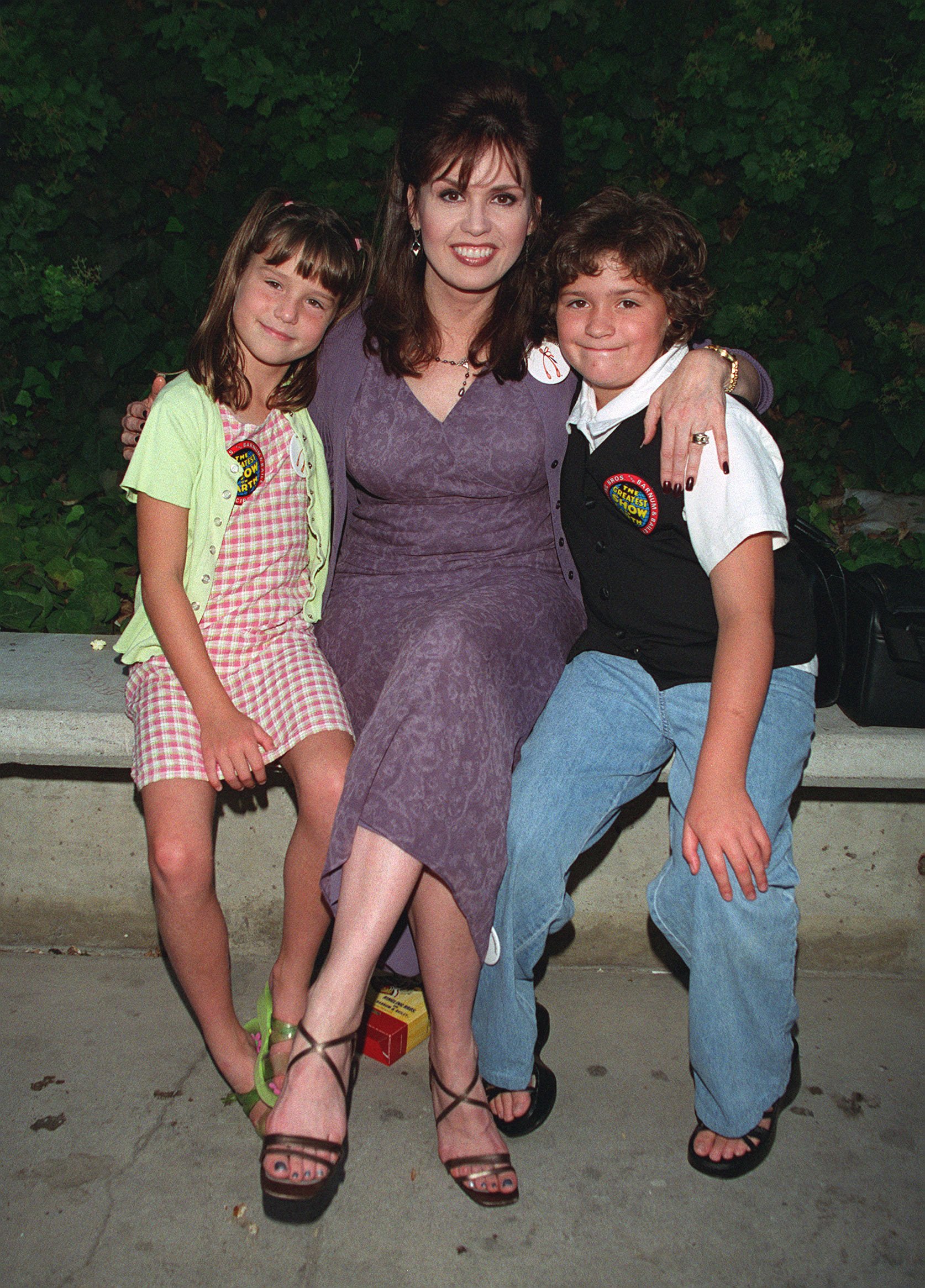 Talk show host Marie Osmond pictured with her daughters Rachel and Jessica at a gala dinner on July 22 1998┃Source: Getty Images