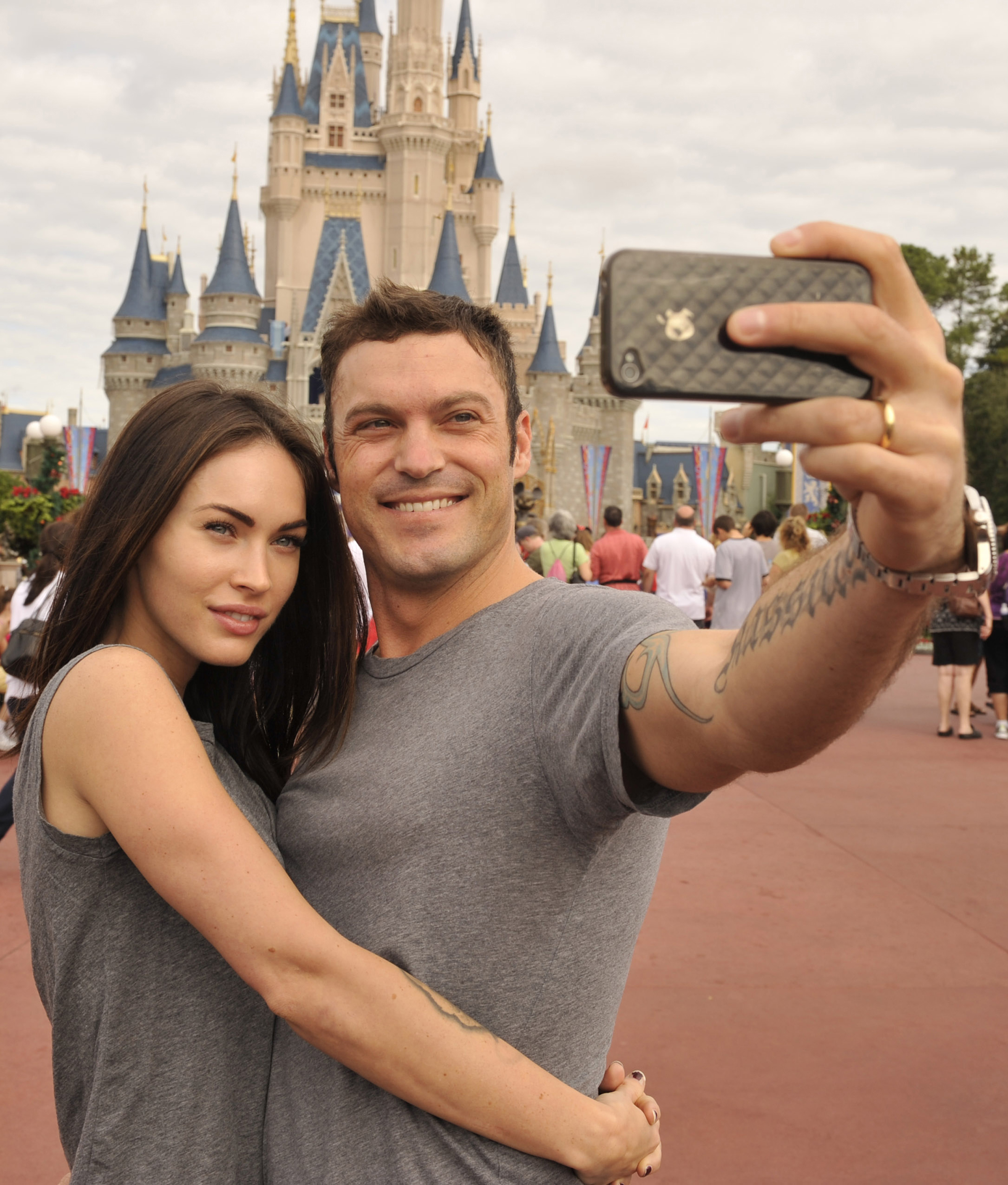 Brian Austin Green and his wife, Megan Fox take a souvenir photo in the Magic Kingdom in Lake Buena Vista, Florida on November 26, 2010 | Source: Getty Images